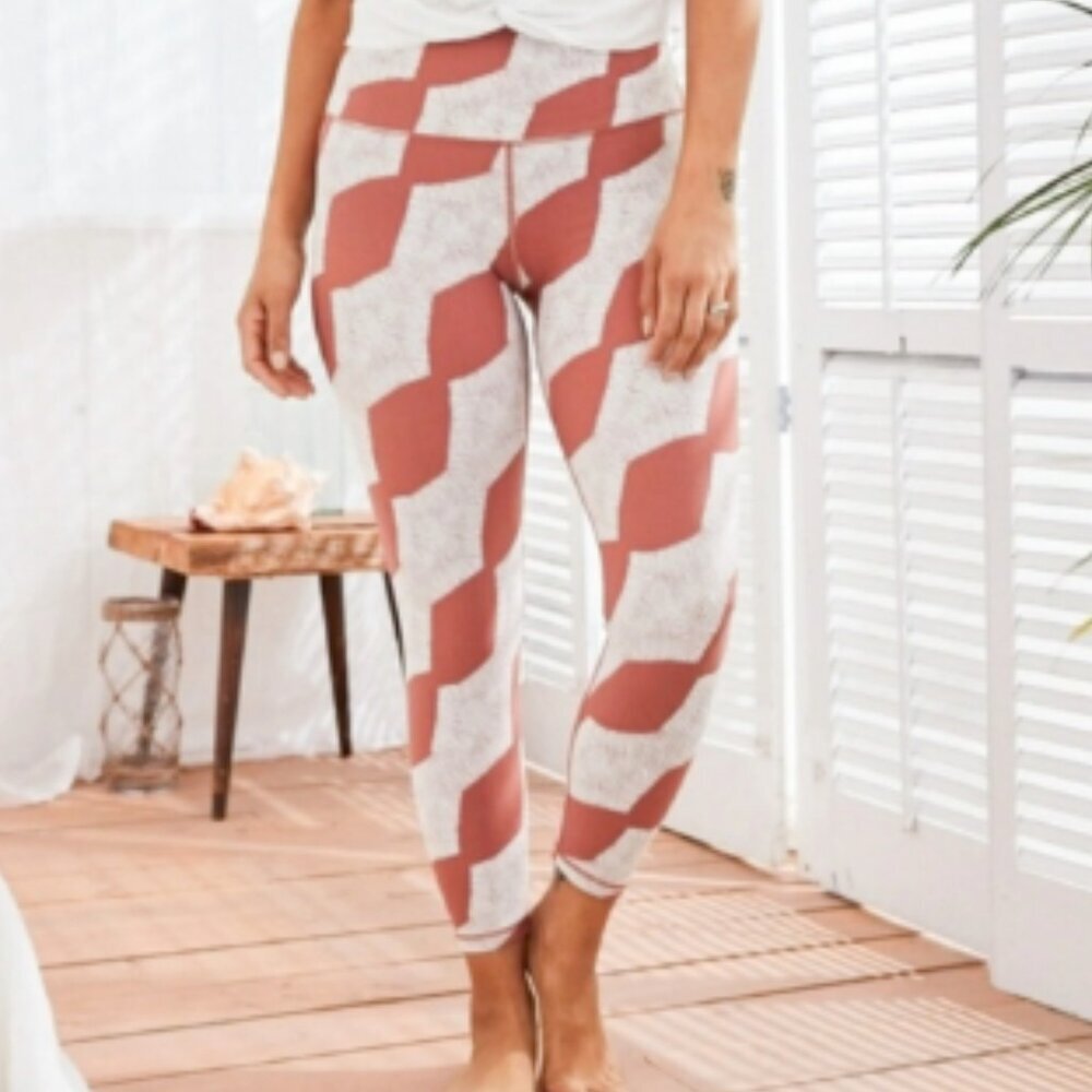 Aerie Chill Play Move High Waisted Geo Printed Leggings - Large in Mauve & White